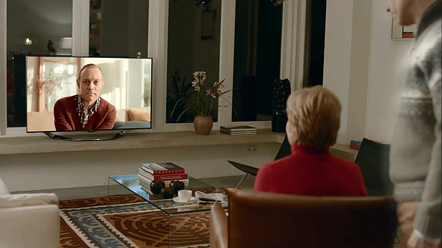 광고 내용 중 남자 배우의 영상 편지를 보고 있는 가족들의 모습이 보인다.