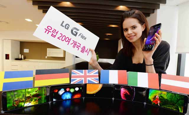 모델이 'LG G플렉스 유럽 20여개국 출시' 폼보드를 들고있다.