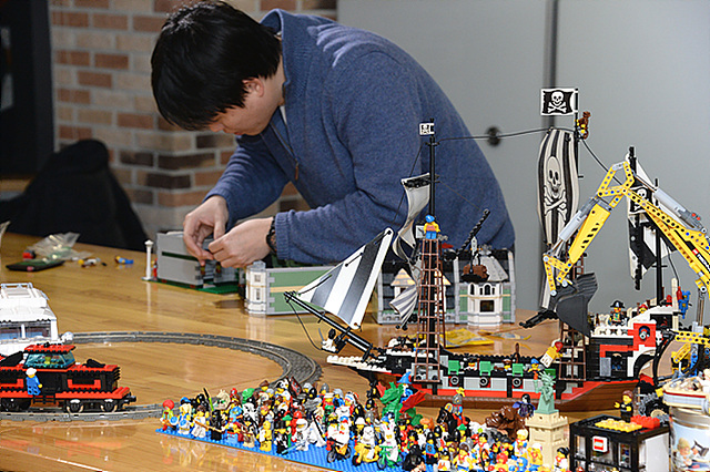 강조선 선임연구원이 열심히 레고를 만들고 있는 모습이다.