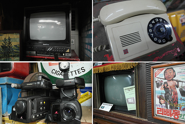 왼쪽 상단 골드스타 텔레비전, 오른쪽 상단 옛날 다이얼식 하얀 전화기, 오른쪽 하단 골드스타 텔레비전과 코미디 포스터, 왼쪽 하단에 골드스타 카메라 사진
