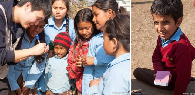 왼쪽 사진에선 하늘색 티셔츠를 입은 네팔 학생들이 봉사단원 주변에 모여 있고 봉사단원은 포켓포토로 뽑은 사진에 메세지를 적어주고 있다. 오른쪽 사진에선 네팔 남학색이 포켓포토를 들고 카메라 렌즈를 응시하고 있다.
