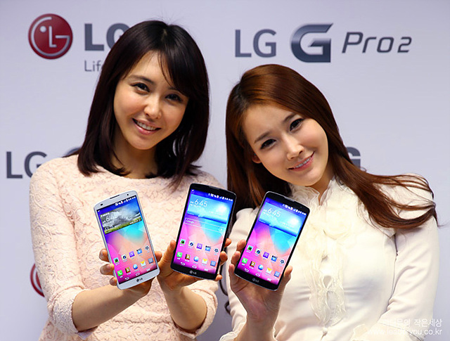 모델들이 LG G프로2 3대를 들고 카메라를 응시하고 있다. 좌측 흰색 한 대와 가운데, 우측은 검정색 G프로2를 가지고 있다.
