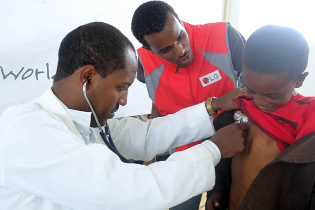 에티오피아 현지 의료진이 주민에게 무료검진 및 보건의료교육을 제공하는 모습