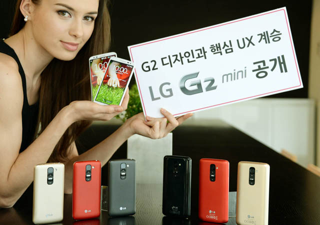 모델이 MWC 2014에서 공개할 'LG G2 미니’와 함께 포즈를 취하고 있다