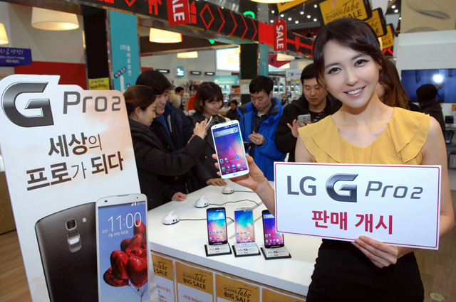 서울 명동 컨시어지 매장에서 모델이 'LG G프로2'를 들고 포즈를 취하고 있다.