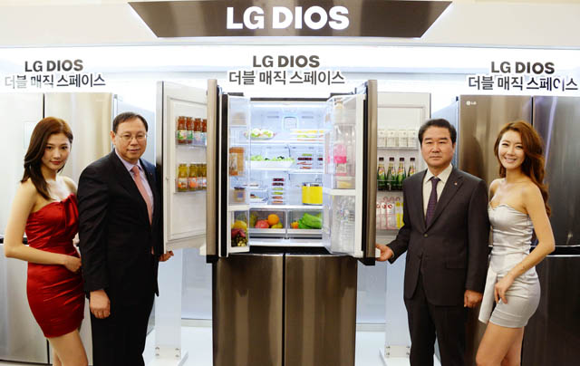 LG전자 HA사업본부장 조성진 사장(왼쪽에서 두번째), 한국영업본부장 최상규 부사장(오른쪽에서 두번째) 