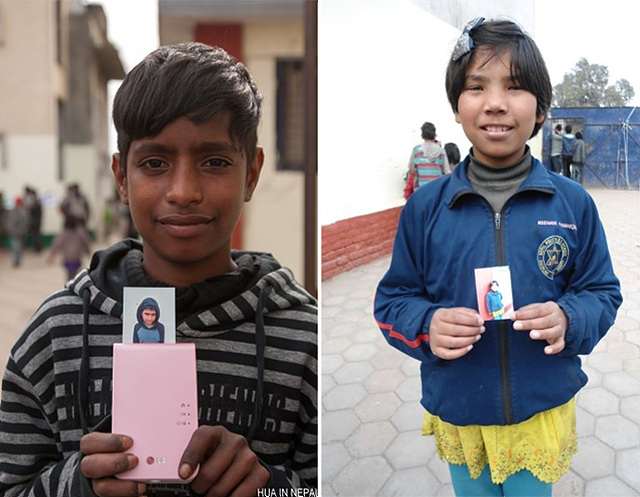 왼쪽은 네팔의 남학생이 사진이 나오고 있는 포켓포토를 양손에 쥐고 카메라 렌즈를 보는 사진이고, 왼쪽은 네팔 여학생이 포켓포토로 뽑은 사진을 양손으로 들고 카메라 렌즈를 보는 사진이다.
