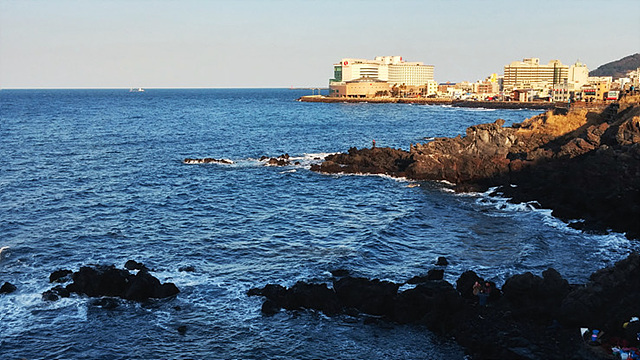 용두암 앞바다에 잔잔한 파도가 치는 것을 찍은 사진이다. 