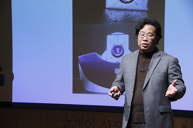 LG전자 디자인 경영센터의 차강희 상무가 열성적으로 강의를 하고 있다.