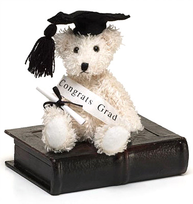 학사모를 쓰고 졸업앨범 위에 올라가 축하카드 띠를 매고, 편지를 들고 있는 곰돌이 인형의 모습이다.
