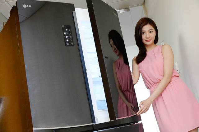  모델이 'LG 디오스 V9500' 냉장고 신제품을 소개하고 있습니다.