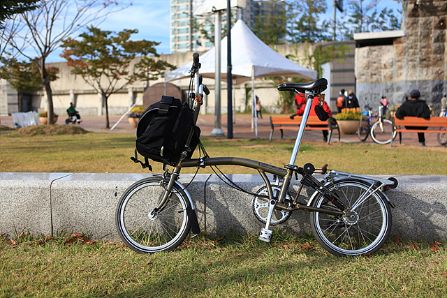 여민수과장의 자전거 모습. 잔디밭 위에 세워져 있다. 