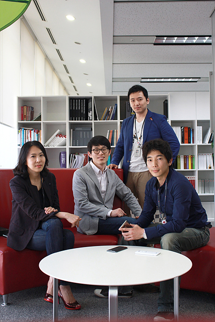 (왼쪽부터) 최사림 책임, 최규봉 연구원, 최은석 주임, 김준형 선임이 소파에 앉아 있다