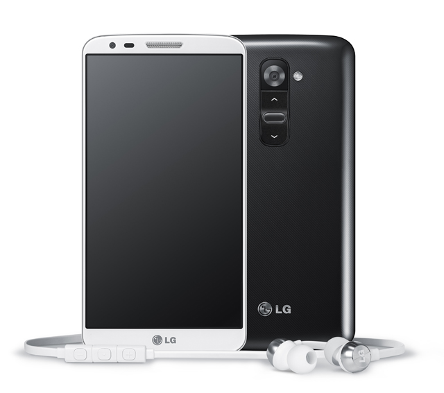 LG G2 화이트 및 블랙 컬러,그리고 쿼드비트 2 이어폰이 함께 있다