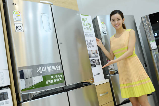 LG전자 모델이 '디오스 세미빌트인' 냉장고를 소개하고 있습니다.