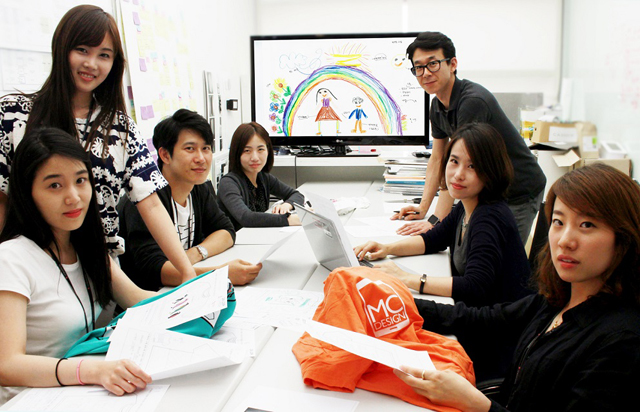 LG전자 디자인경영센터 임직원들이 ‘캐리커쳐 티셔츠’ 디자인 작업을 하고 있는 모습입니다.