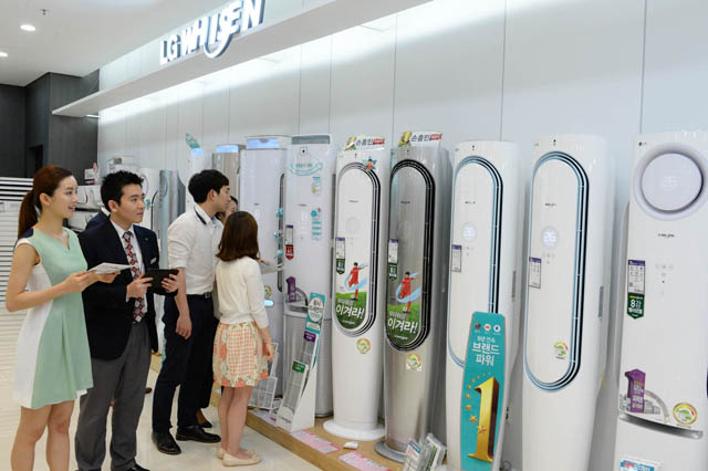 LG베스트샵에서 매장을 방문한 고객들이 LG전자 '휘센 손흥민' 에어컨을 구경하고 있는 모습입니다.