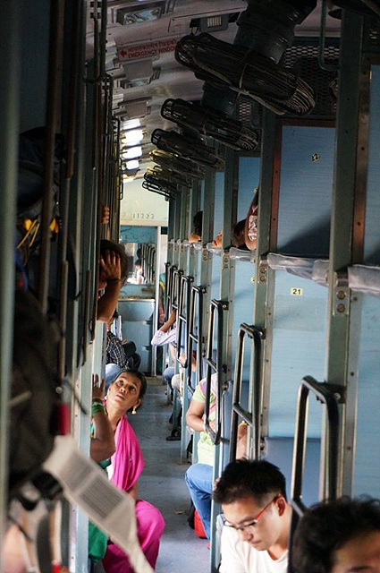 인도의 열차 안 내부 모습. 2층으로 되어 있어 사람이 꽉 차있다. 