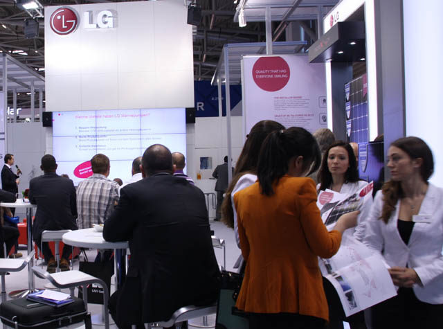 독일 뮌헨에서 열린 '인터솔라 2014'에서 관람객들이 LG전자 제품에 대한 설명을 듣고 있다. 