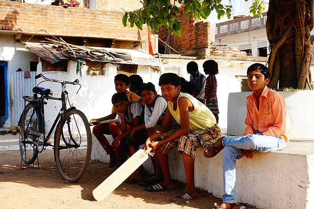 나무 그늘 아래 앉아있는 인도의 아이들