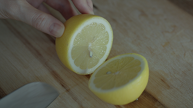 레몬을 반으로 자르는 모습