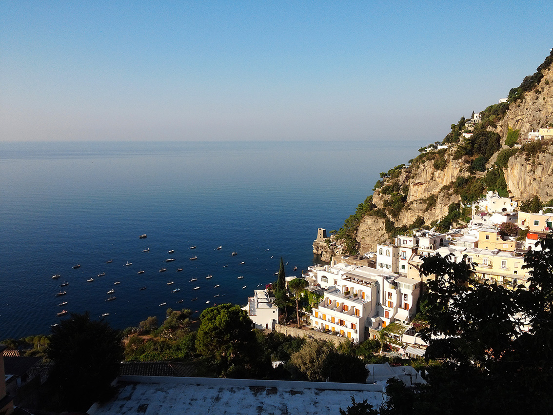  이탈리아 남부의 아름다운 도시 포지타노(LG G프로). 푸른 바다의 모습과 흰색 건물의 모습이 대조적이다. 