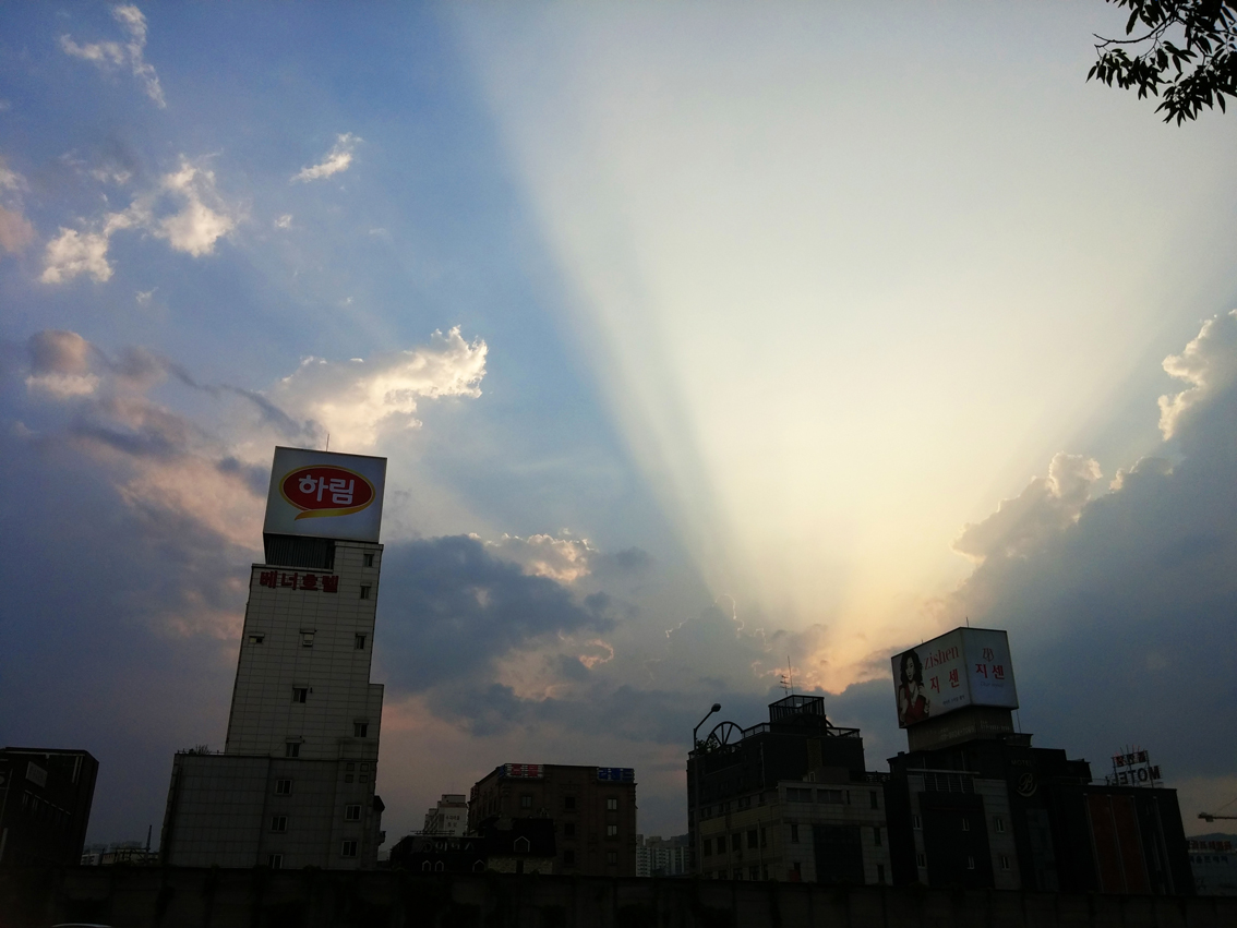 LG G3 로 촬영한 죽전정류장의 모습. 맑은 하늘에 번지는 햇살의 모습. 