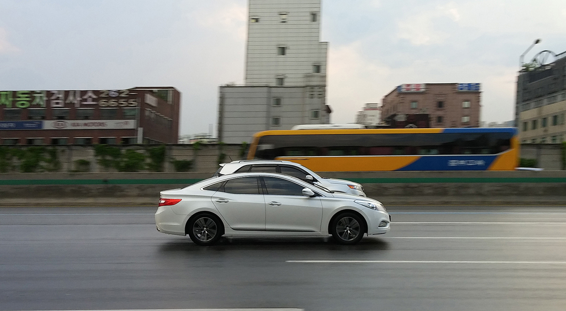 LG G3 로 촬영한 경부고속도로 정류장. 도로를 달리는 차들의 모습