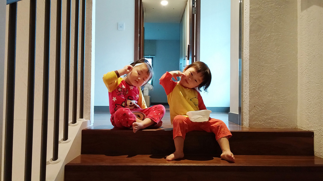 LG G3로 촬영한 가족여행. 아이들이 같은 포즈를 취한 채 계단에 앉아있다. 