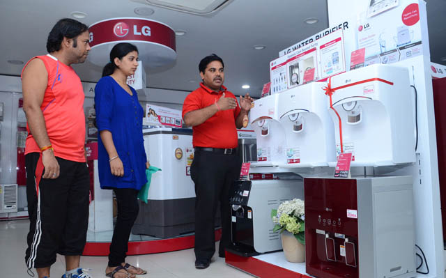 인도 뉴델리에 위치한 한 가전 매장의 직원이 고객에게 LG 정수기를 설명하고 있는 모습입니다.