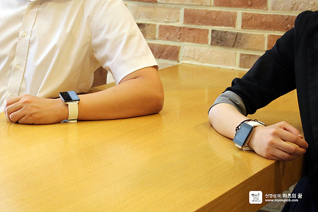 LG G워치를 착용한 진승환 차장, 김현영 대리의 모습. 손목 부분을 클로즈업 한 사진