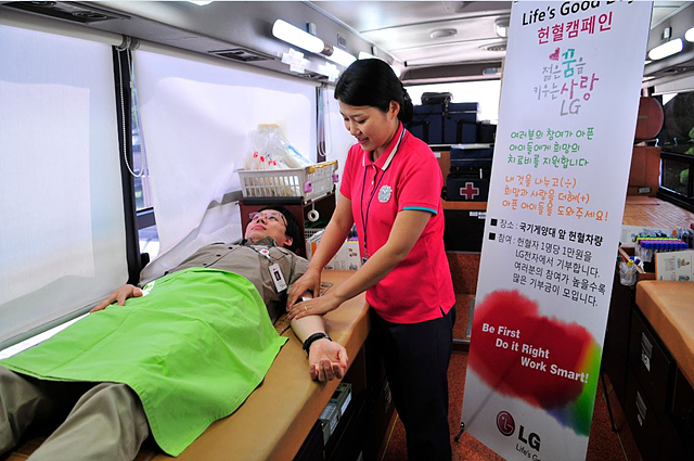 LG전자 라이프스굿 헌혈행사장에서 헌혈을 하고 있는 모습이다