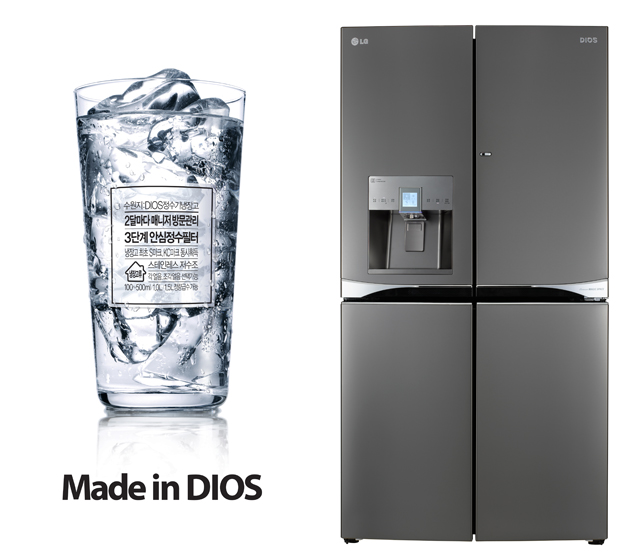 투명한 컵에 담긴 정수기 냉장고 얼음과 블랙컬러의 디오스 정수기 냉장고의 모습