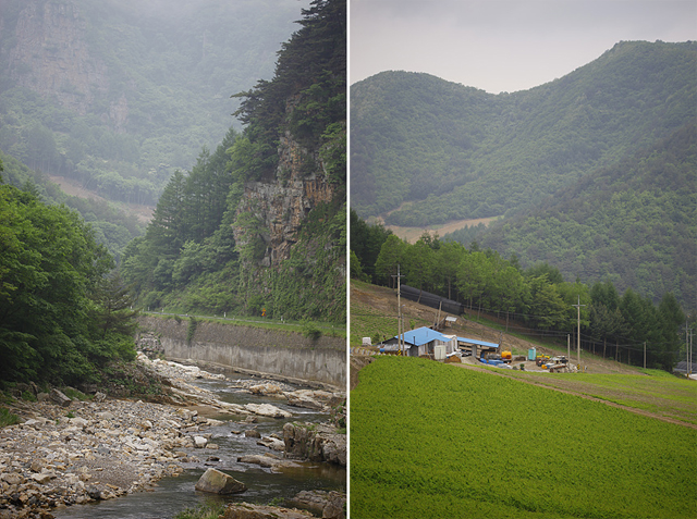 산골짜기 사이로 시냇물이 흐르고 있다.(왼쪽) 푸른 산 속에 집 한 채가 보인다.(오른쪽) 