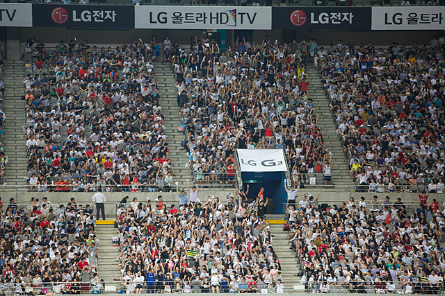 경기장 관중석에서 파도타기 하는 관객들의 모습. 