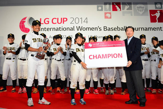 우승팀인 일본의 ‘오사카체육대학’팀 선수들이 LG전자 구본준 부회장과 기념촬영을 하고 있는 모습 입니다.