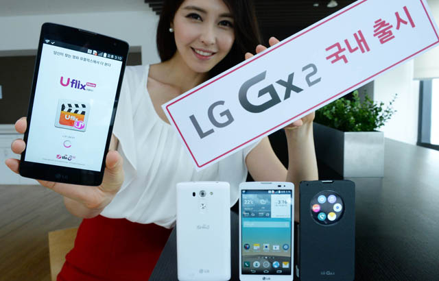 모델이 'LG Gx2' 블랙, 화이트 색상 제품과 함께 포즈를 취하고 있습니다.