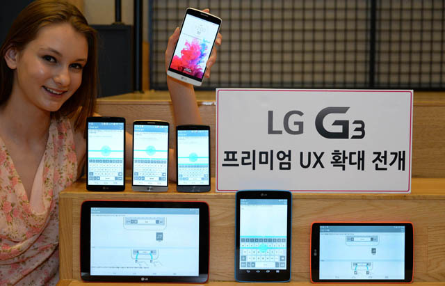 외국인 모델이 'LG G3'의 UX를 탑재한 LG 스마트폰, 태블릿을 소개하고 있는 모습 입니다.