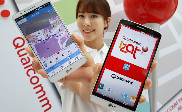 모델이 '이잿(IZat™)'과 '다울'지도앱을 탑재한 'LG G3'를 들고 환하게 웃으며 포즈를 취하고 있습니다.