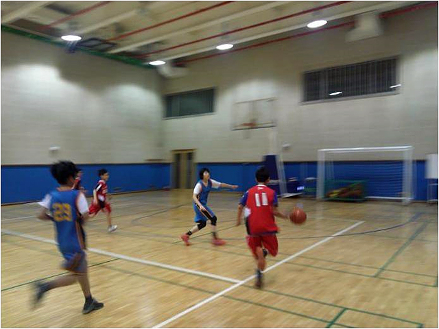 다문화가정 유소년 농구교실에서 농구지도 봉사활동을 하는 또도스 팀. 함께 농구경기를 하는 모습이다. 