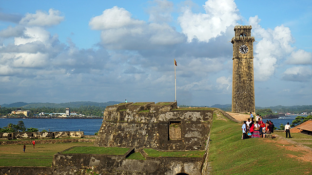 UNESCO에서 지정한 스리랑카의 세계문화유산 7곳 하나인 Galle Fort의 풍경. 파란 하늘과 바다를 배경으로 오래된 시계탑이 보인다.