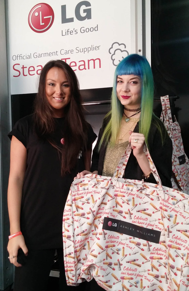 LG전자 ‘스팀팀(Steam team)’ 직원과 행사장을 찾은 참가자가 LG전자와 패션 디자이너 애쉴리 윌리암스(Ashley Williams)가 협업해 만든 의류 가방을 들고 포즈를 취하고 있습니다.