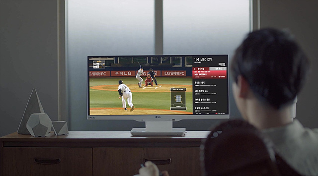 LG 일체형PC를 통해 야구경기와 함께 다른 구단의 성적도 확인하고 있다.