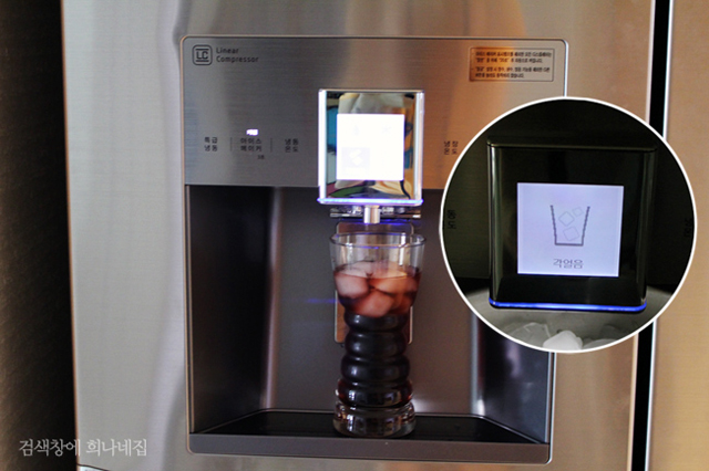 LG 디오스 얼음 정수기 냉장고를 이용해 손쉽게 오디주스에 얼음을 넣고 있다.
