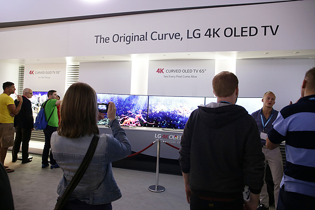 LG 4K OLED TV 부스 앞에서 사진을 찍는 관객들