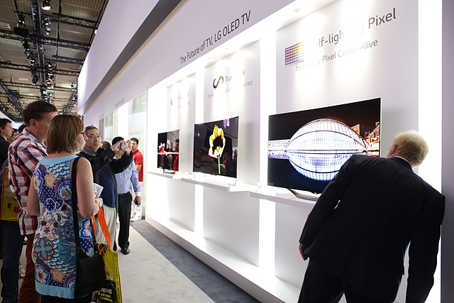 전시된 LG OLED TV를 바라보는 관객들의 모습