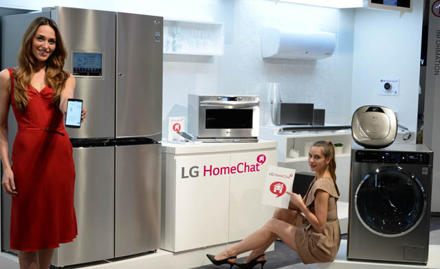 모델들이 LG전자 부스에서 지원기기와 서비스는 더 다양해지고, 미국 스마트 온도 조절기 '네스트' 등과도 연동한 LG만의 스마트홈 서비스인 'LG 홈챗'을 시연하고 있다. 
