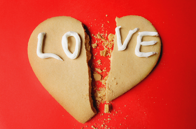 깨진 사랑. 'LOVE'라는 문구가 써진 쿠키가 반으로 깨져있다.