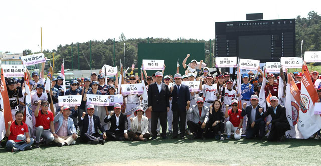 LG전자가 공식 후원하는 ‘제 3회 LG배 한국여자야구대회’가 13일 개막했다. 13일 전북 익산에서 열린 개막식에서 LG전자 구본준 부회장(한 가운데)을 비롯한 주요관계자들과 선수들이 기념촬영을 하고 있다.   