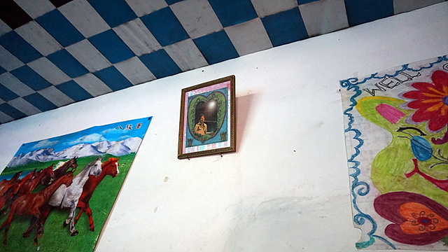벽에 사진과 그림이 걸려져 있다.